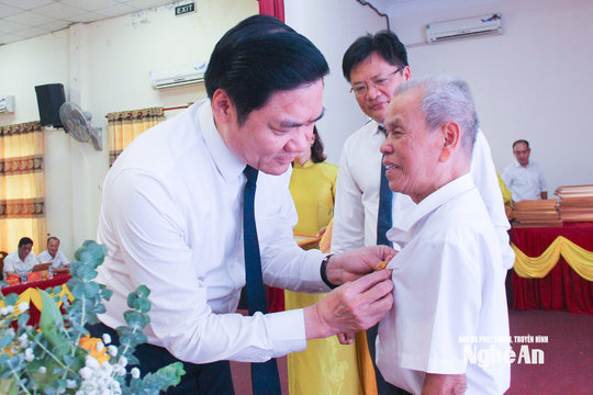 Phó Bí thư Thường trực Tỉnh ủy Hoàng Nghĩa Hiếu trao tặng Huy hiệu Đảng tặng đảng viên phường Cửa Lò