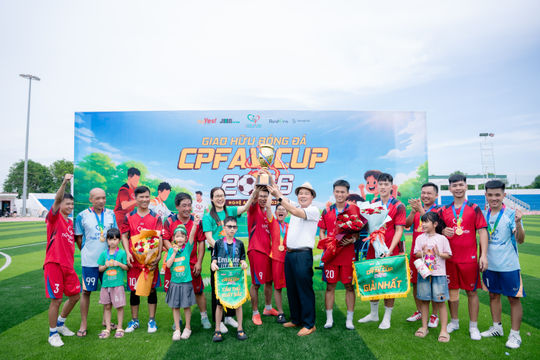 Nối dài yêu thương cùng trái bóng