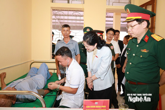 Khám, chữa bệnh, cấp thuốc miễn phí cho hơn 600 người dân khu vực biên giới Việt Nam - Lào