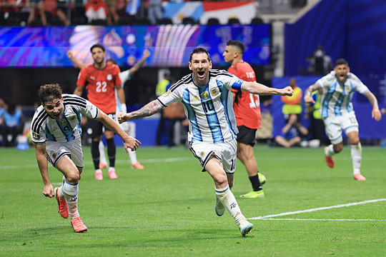 Argentina 3-2 Ai Cập: Messi chuộc lỗi và màn ngược dòng nghẹt thở tại World Cup