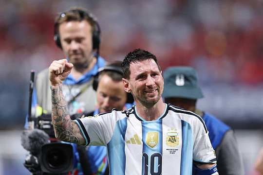 Messi rực sáng đưa Argentina vào tứ kết World Cup sau màn ngược dòng trước Ai Cập