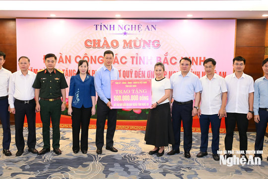 Tỉnh Bắc Ninh trao tặng 500 triệu đồng ủng hộ Quỹ "Đền ơn đáp nghĩa" tỉnh Nghệ An