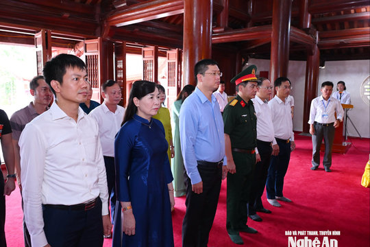 Phó Bí thư Tỉnh ủy Bắc Ninh cùng đoàn đại biểu tưởng niệm các Anh hùng liệt sĩ tại Nghĩa trang liệt sĩ Việt - Lào