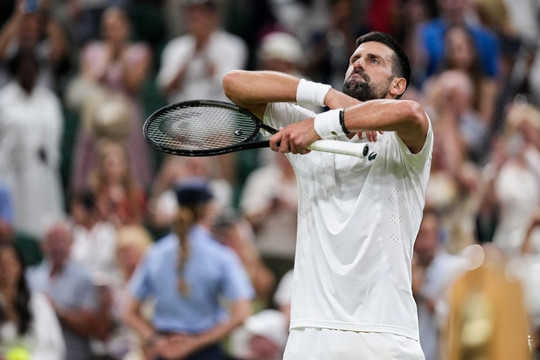 Djokovic vào bán kết Wimbledon 2026 sau trận marathon 5 giờ trước Auger-Aliassime