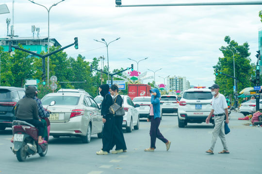 Bất chấp dòng xe đang lưu thông, người đi bộ vẫn băng ngang đường