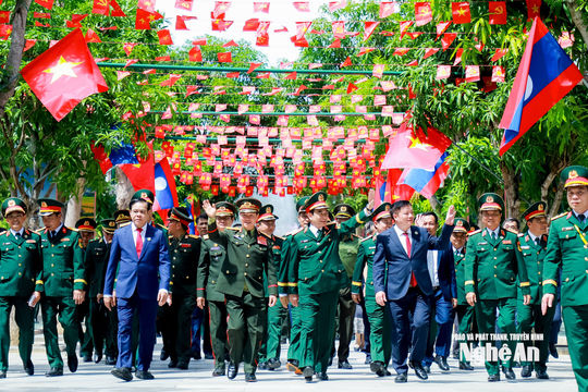 Phó Thủ tướng, Bộ trưởng Quốc phòng Việt Nam, Lào dâng hương tưởng niệm Chủ tịch Hồ Chí Minh tại Kim Liên