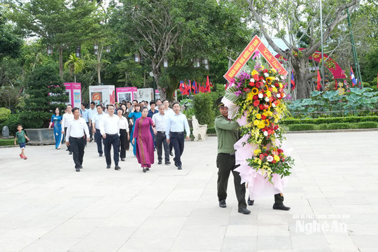 Thống đốc Ngân hàng Nhà nước Việt Nam dâng hương tưởng niệm Chủ tịch Hồ Chí Minh và các Anh hùng liệt sĩ