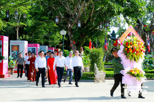Bộ trưởng Bộ Tư pháp dâng hoa, dâng hương tưởng niệm Chủ tịch Hồ Chí Minh, tặng quà gia đình chính sách tại Nghệ An