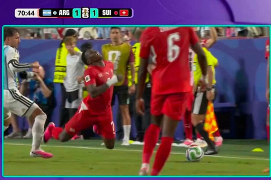 Breel Embolo nhận thẻ đỏ vì lỗi ăn vạ, Thụy Sĩ gục ngã trước Argentina tại tứ kết World Cup