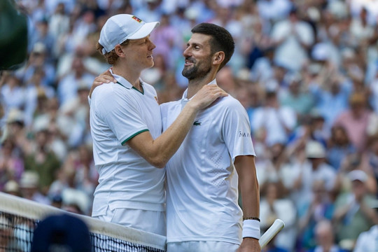 Jannik Sinner khuất phục Novak Djokovic: Đẳng cấp số 1 và tấm vé chung kết Wimbledon 2026