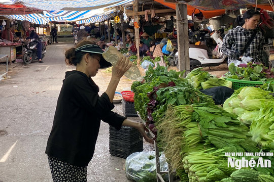 Rau củ ở Nghệ An tăng giá mạnh sau mưa lớn kéo dài