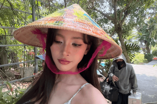 Hoa hậu Tiểu Vy gây chú ý với phong cách giản dị khi du lịch miền Tây