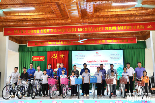 Tuổi trẻ Các cơ quan Đảng tỉnh và Đoàn UBND tỉnh tổ chức Ngày cao điểm Chiến dịch 'Kỳ nghỉ hồng' năm 2026