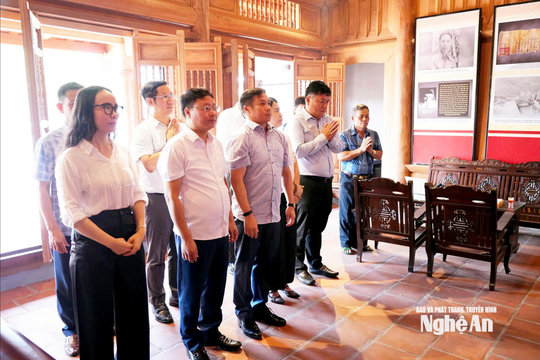 Đoàn công tác của Ủy ban Kiểm tra Trung ương dâng hương tưởng niệm đồng chí Hồ Tùng Mậu