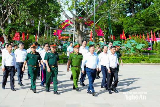 Thường trực Ban Bí thư Trần Cẩm Tú dâng hương tưởng niệm Chủ tịch Hồ Chí Minh, tặng quà tri ân các thương, bệnh binh