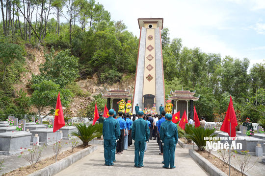 Phó Chủ tịch UBND tỉnh Hoàng Phú Hiền dâng hoa, dâng hương tại Nghĩa trang liệt sĩ ngành Giao thông vận tải và thăm, tặng quà Mẹ Việt Nam Anh hùng