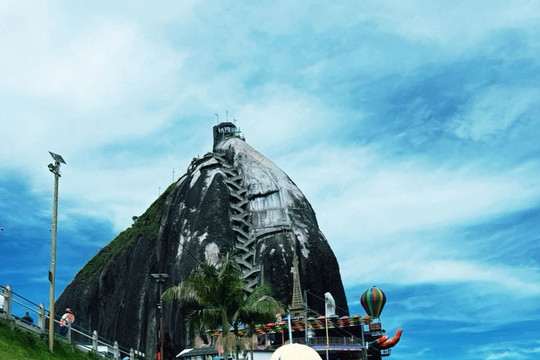 Hoa hậu Hương Giang khoe sắc vóc rạng rỡ tại Colombia với phong cách thời trang tối giản