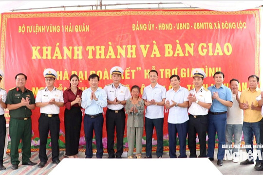 Bộ Tư lệnh Vùng 1 Hải quân bàn giao Nhà Đại đoàn kết tại xã Đông Lộc