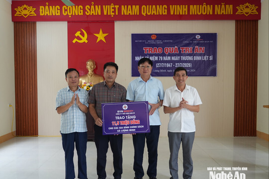 Phòng Cảnh sát Kinh tế, Công an Nghệ An cùng Công ty Thủy điện Bản Vẽ trao quà cho gia đình chính sách tại Yên Na, Lượng Minh