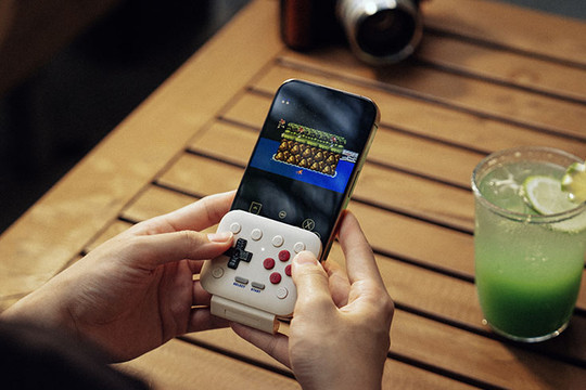 8BitDo FlipPad ra mắt: Tay cầm chơi game dạng gập cho smartphone với giá 30 USD
