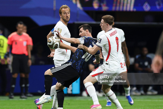 Bán kết World Cup 2026: ĐT Anh và Argentina biến sân cỏ thành sàn võ trong cuộc đối đầu nảy lửa