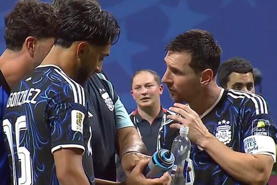 Messi phát hiện bí mật trên chai nước của Pickford sau màn hạ gục tuyển Anh