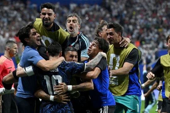 FIFA điều tra Argentina vụ biểu ngữ Falkland và lời cảnh tỉnh của Ibrahimovic cho tuyển Anh