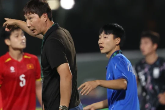 HLV Kim Sang-sik và triết lý xây dựng tấm khiên thép cho ĐT Việt Nam tại ASEAN Cup 2026