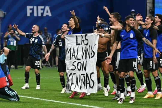 Argentina bảo toàn lực lượng cho chung kết World Cup sau sự cố biểu ngữ chính trị