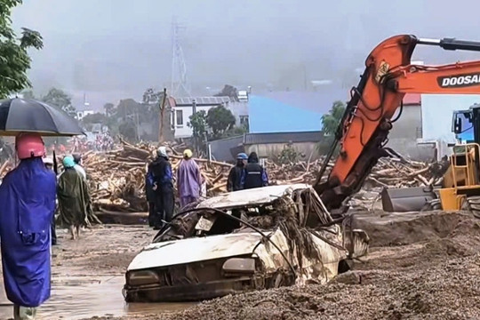 Cảnh tượng tan hoang ở Sơn La, Lai Châu: Ô tô bị vò nát giữa dòng lũ cuồn cuộn