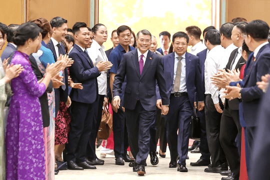 Thủ tướng Lê Minh Hưng: Nếu có vấn đề gì khen Chính phủ thì để dịp khác