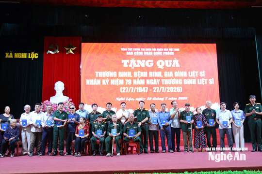 Ban Công đoàn Quốc phòng tặng quà thương, bệnh binh, thân nhân gia đình liệt sĩ tại xã Nghi Lộc