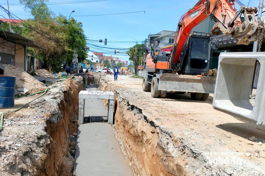 Đẩy nhanh tiến độ nâng cấp đường 'xấu nhất' đô thị Vinh, phấn đấu hoàn thành trước ngày 30/8