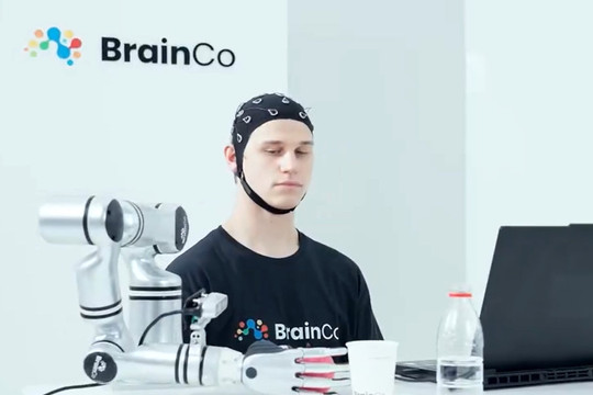 Giải mã công nghệ điều khiển robot bằng suy nghĩ của BrainCo: Tương lai của giao diện não - máy tính