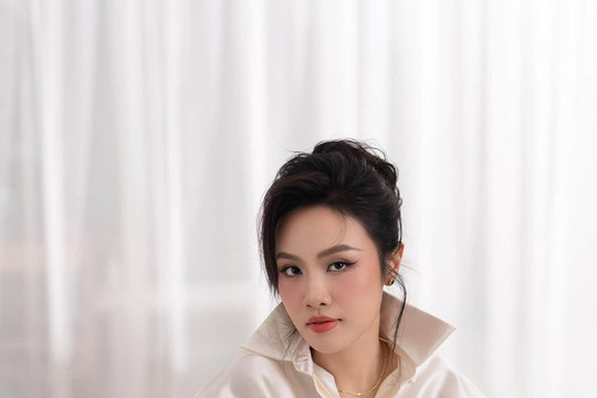 Á hậu Thủy Tiên gây ấn tượng với diện mạo sắc sảo và phong cách tối giản