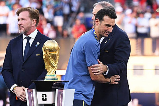 HLV Scaloni rơi lệ, ngầm ý chia tay Argentina sau thất bại tại chung kết World Cup 2026