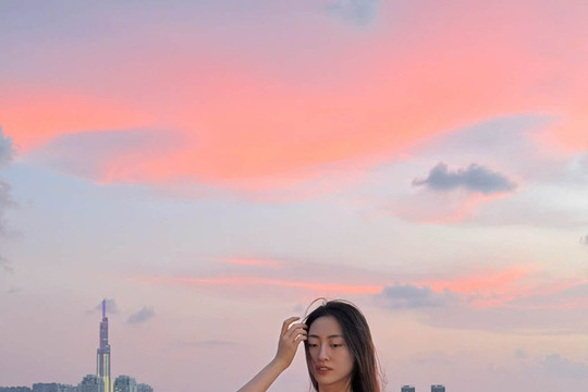 Hoa hậu Lương Thùy Linh khoe visual nàng thơ trong bộ ảnh hoàng hôn ven sông
