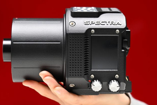 Maxima Spectra: Đèn LED cinematic công nghệ GaN siêu nhỏ gọn sản xuất tại Ý