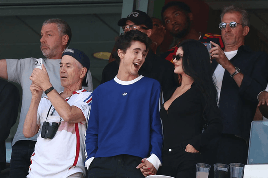 Kylie Jenner và Timothée Chalamet gây chú ý tại chung kết World Cup 2026