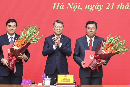 Thủ tướng trao quyết định giao Quyền Bộ trưởng Bộ Nội vụ và bổ nhiệm Thứ trưởng Thường trực Bộ Dân tộc và Tôn giáo