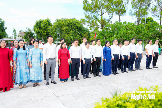 Văn phòng Tỉnh ủy Nghệ An dâng hương tưởng niệm các Anh hùng liệt sĩ