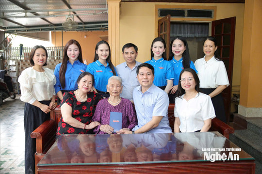 Báo và phát thanh, truyền hình Nghệ An thăm, tặng quà Mẹ Việt Nam anh hùng nhân dịp 27/7