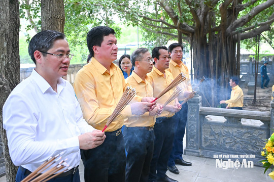 Ủy ban MTTQ tỉnh tri ân Anh hùng liệt sĩ và tặng quà gia đình chính sách nhân dịp 27/7