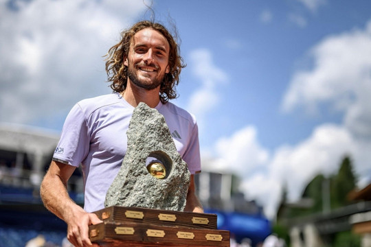 Stefanos Tsitsipas giải cơn khát danh hiệu 16 tháng tại Swiss Open Gstaad 2026