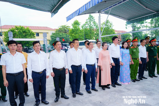 Phó Bí thư Tỉnh ủy Võ Thị Minh Sinh dâng hương tri ân các Anh hùng liệt sĩ, thăm gia đình người có công tại xã Đô Lương