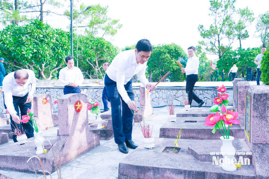 Đồng chí Hoàng Nghĩa Hiếu dâng hương tưởng niệm các Anh hùng liệt sĩ và tặng quà người có công với cách mạng