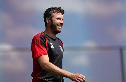 Michael Carrick đại tu tuyến giữa Man Utd: Cuộc cách mạng bản sắc và kỷ nguyên kiểm soát bóng