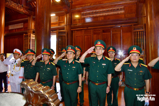 Bộ CHQS tỉnh Nghệ An dâng hương tưởng niệm các Anh hùng liệt sĩ