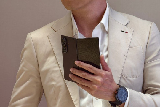 Giải mã Galaxy Z Fold8 Ultra: Công nghệ Flex Titanium xóa bỏ nếp gấp và bước tiến Agentic AI