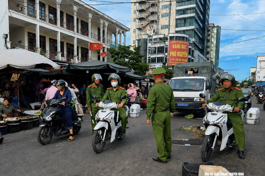 Nghệ An đồng loạt ra quân giải tỏa hành lang an toàn giao thông